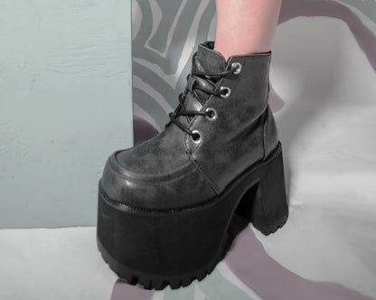 A8663L Distressed Ankle Nosebleed Boot Black T.U.K. Shoes