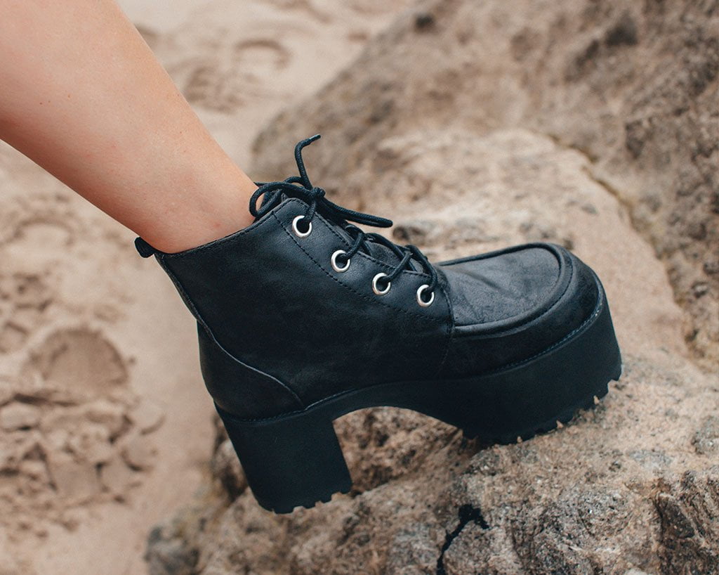 A8663L Distressed Ankle Nosebleed Boot Black T.U.K. Shoes